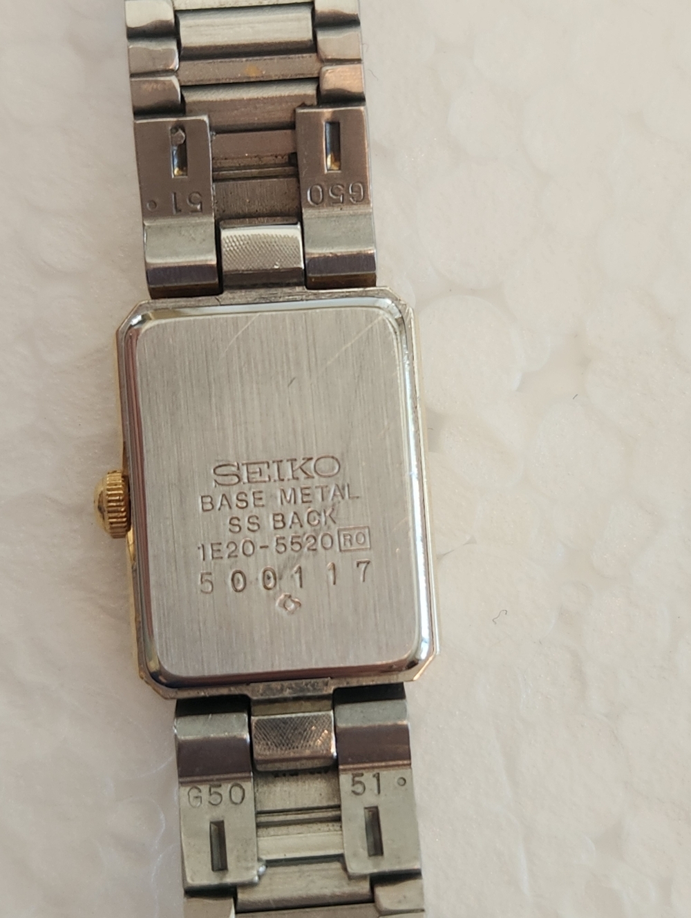 Vintage Seiko 1E20 5520 Gold and Silver Rectangular Tiny Quartz Watch - Picture 8 of 12